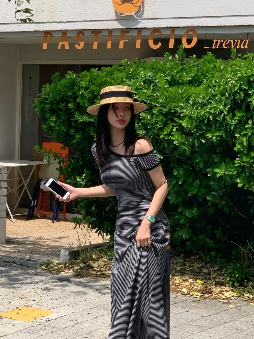 Vestido listrado de manga curta com decote inclinado e ombro de fora para mulheres, novo design de verão, ajuste fino e saia longa exclusiva