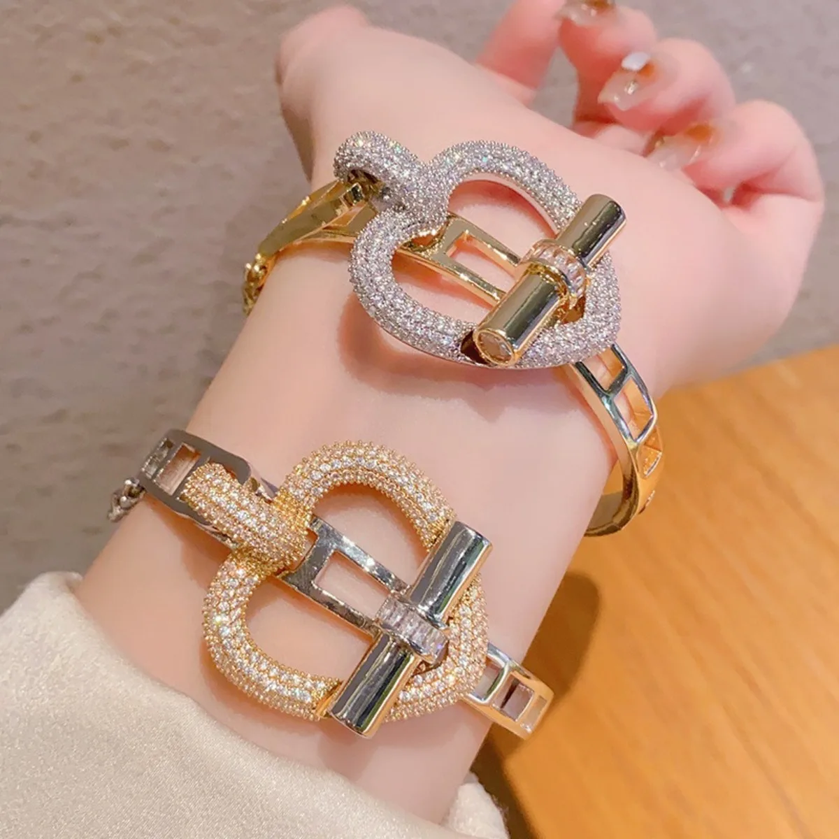 A Women's Ins Heart-Shaped Copper Inlaid Zircon Bracelet, High-End Luxury Fashion Series, Party Party Jewelry