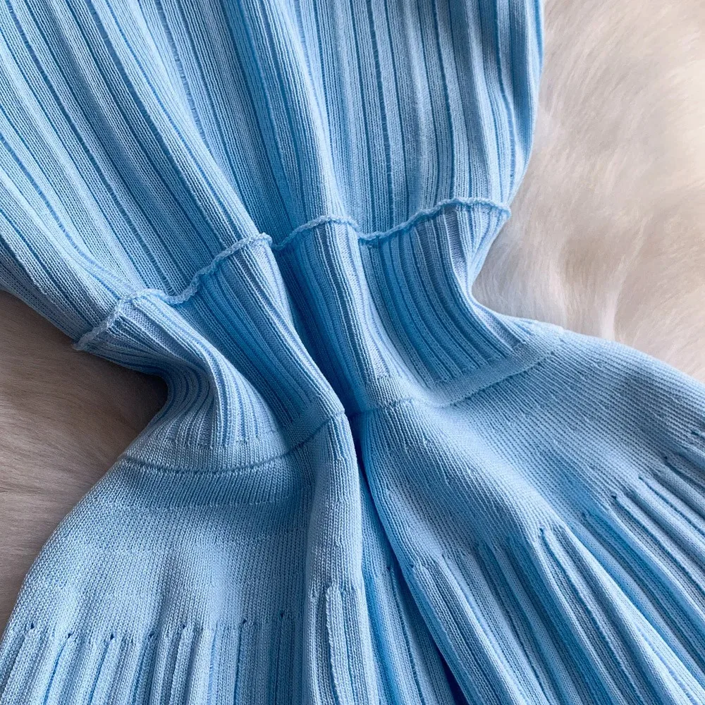 فساتين محبوكة بدون أكمام على الموضة الفرنسية الجديدة باللون الأزرق على شكل حرف U فساتين نسائية صيفية غير رسمية عصرية على شكل حرف a متوسطة الطول ملابس نسائية