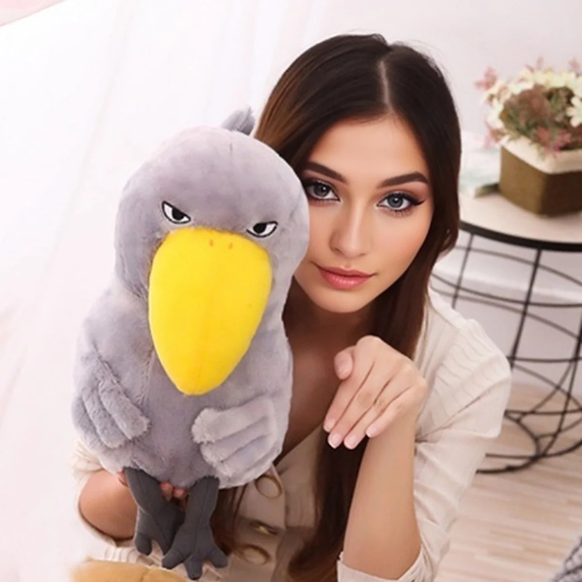 Pluszowa zabawka w kształcie uroczej, wielkoogoniastej ptaki, zwanej ptakiem Buddy, i strusia z głową wieloryba, urocza, nietypowa i kreatywna poduszka-zięba w kształcie ptaka.