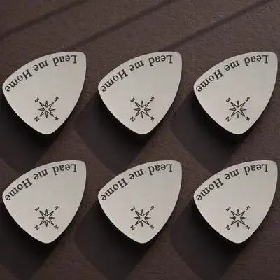 

Набор из 6 стильных медиаторов для гитары с принтом, из титановой стали, тонкая работа, превосходное качество звука, идеально подходят для фолк-гитар, электрогитар и акустических гитар.