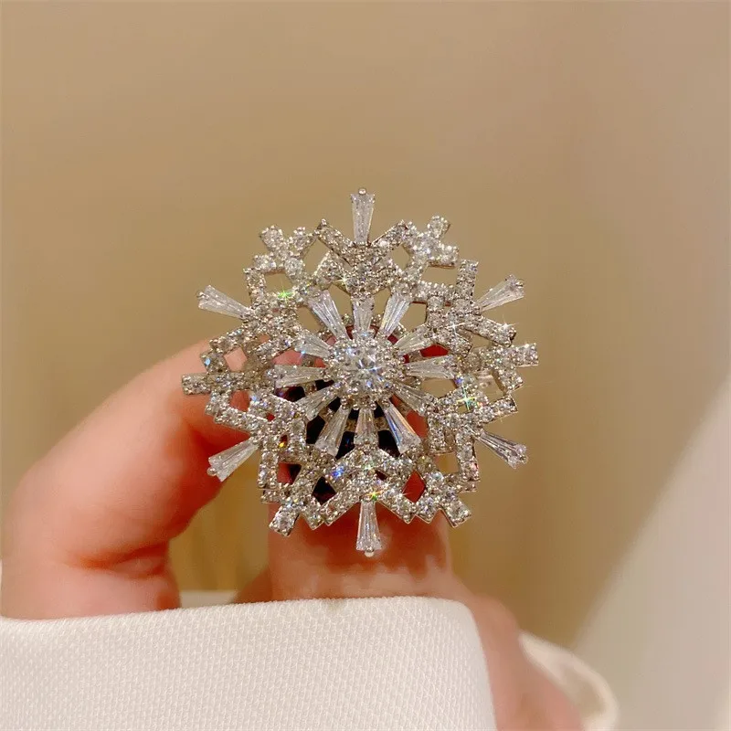 Snowflake zircon rotatable brooch super beautiful high-end three-dimensional corsage female decorative temperament pin buckle