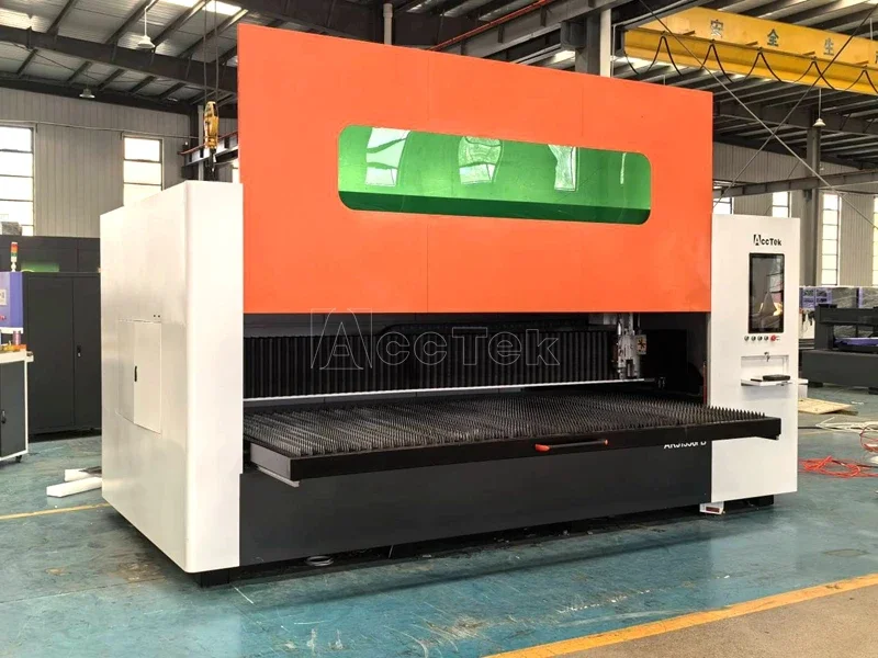 CNC-Laser-Metallschneidemaschine mit verschiebbarem Arbeitstisch, vollständig abdeckender Faserlaser-Stahlschneider 1530, speziell entwickelt