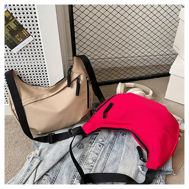 Schlichte und Stilvolle Crossbody Dumpling-Tasche, Leichtgewichtig, Große Kapazität, Umhängetasche, Studenten-Schultertasche, Vielseitige Sporttasche – Detail 10
