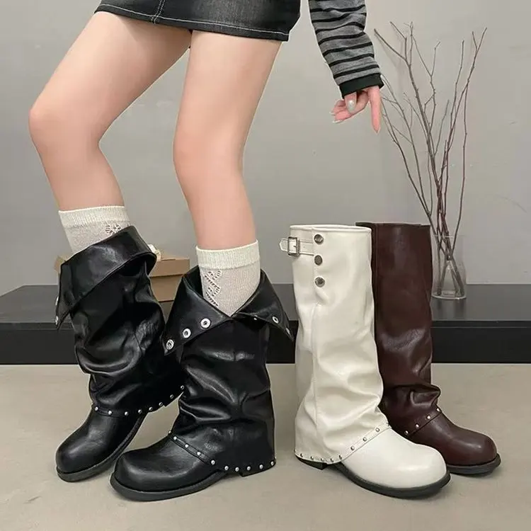 Damen-Stiefeletten mit über dem Knie reichender Länge, Nietenverzierung, lockere Passform, Leder, seitliche Schnalle, runde Zehenpartie, niedriger Absatz, Vintage-Streetwear-Schuhe – Detail 2