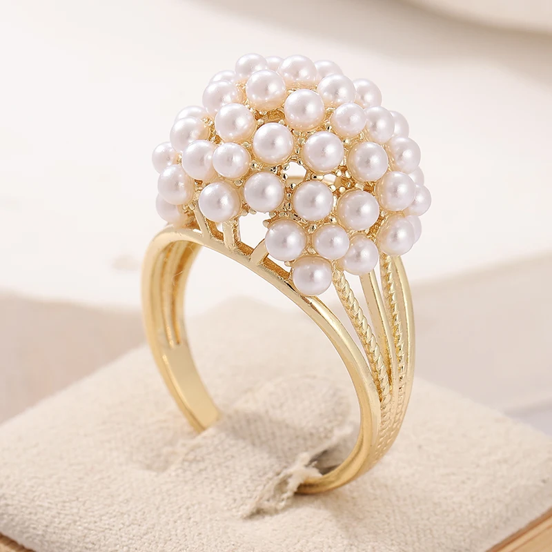 Trendiger Damenring mit eingelegten Imitationsperlen, exquisite geometrische Form in Goldfarbe, für den täglichen Gebrauch, Partyschmuck, Jubiläumsgeschenk – Detail 3