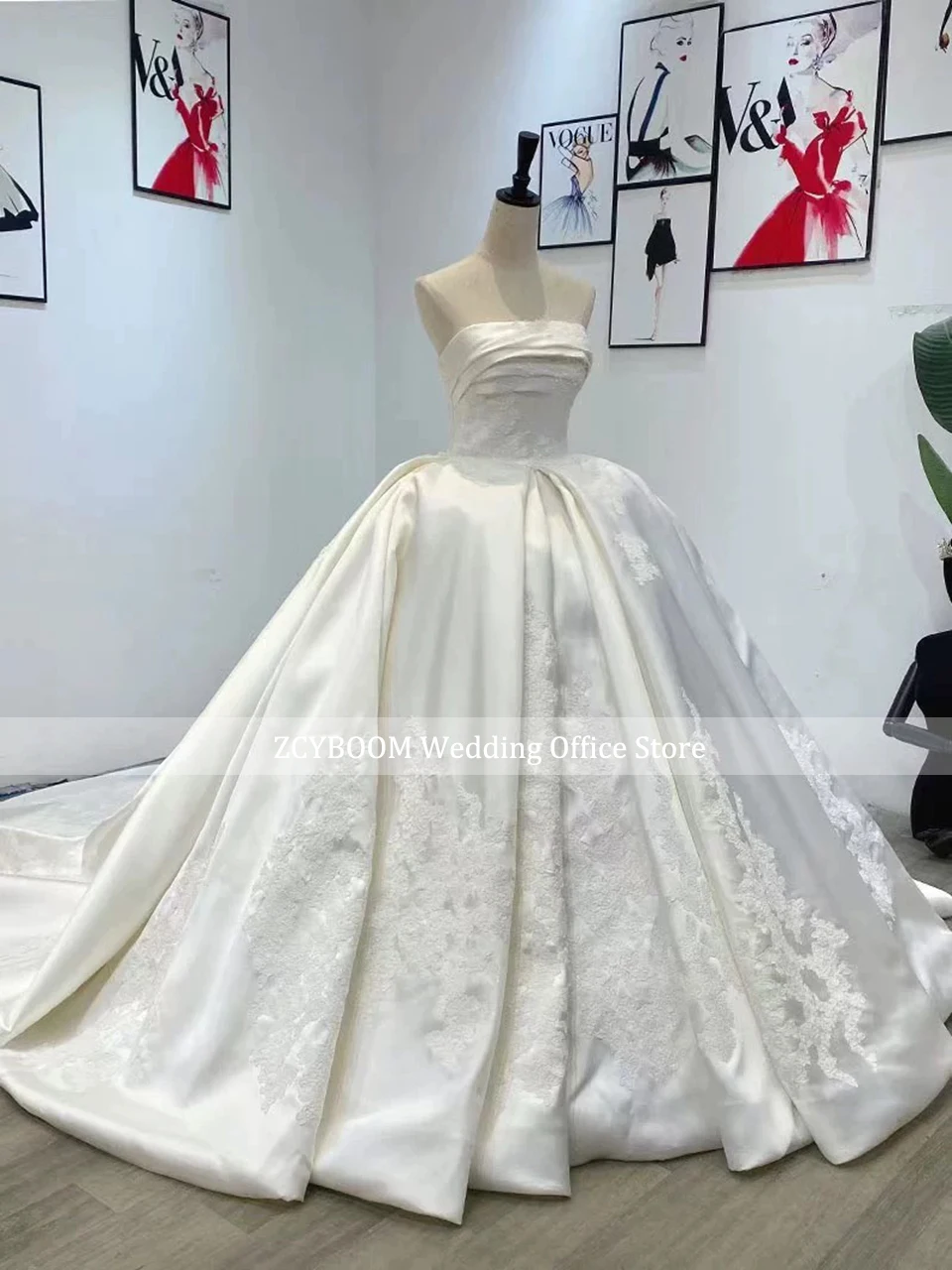 2023 Newest White Satin Ball Gown Strapless Wedding Dress 2023 Classic Princess Appliques Bride Gowns Court Train Robe De Mariée