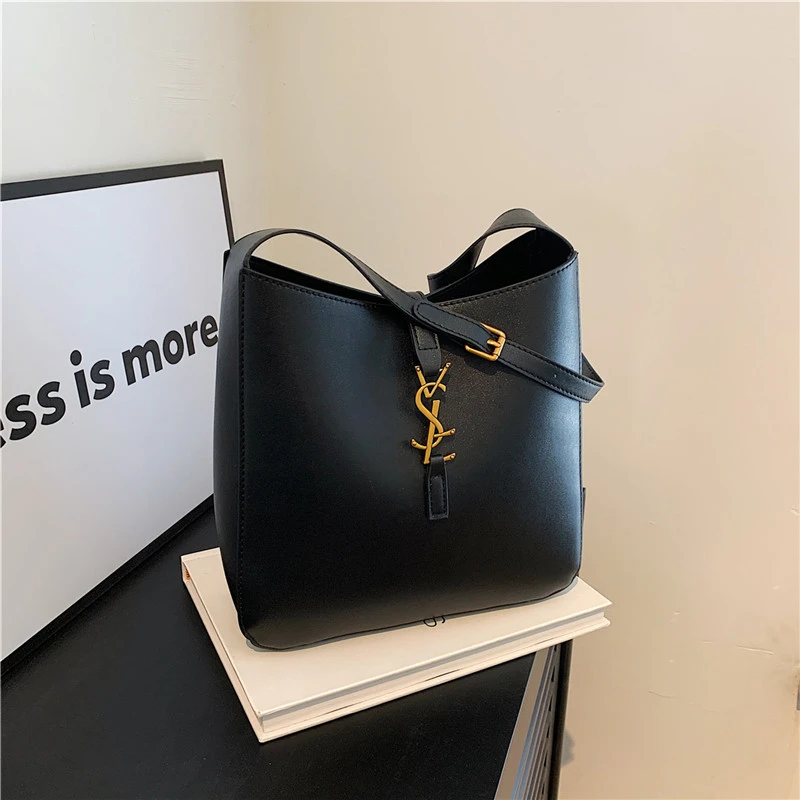 High-End Designer Paris Fashion Messenger Bag With Leather Material And Crossbody Style For Trendy Women
