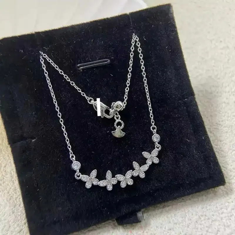 

The Gejia three-dimensional five-butterfly Full Diamond necklace is high-end, exquisite and light luxury Roseie