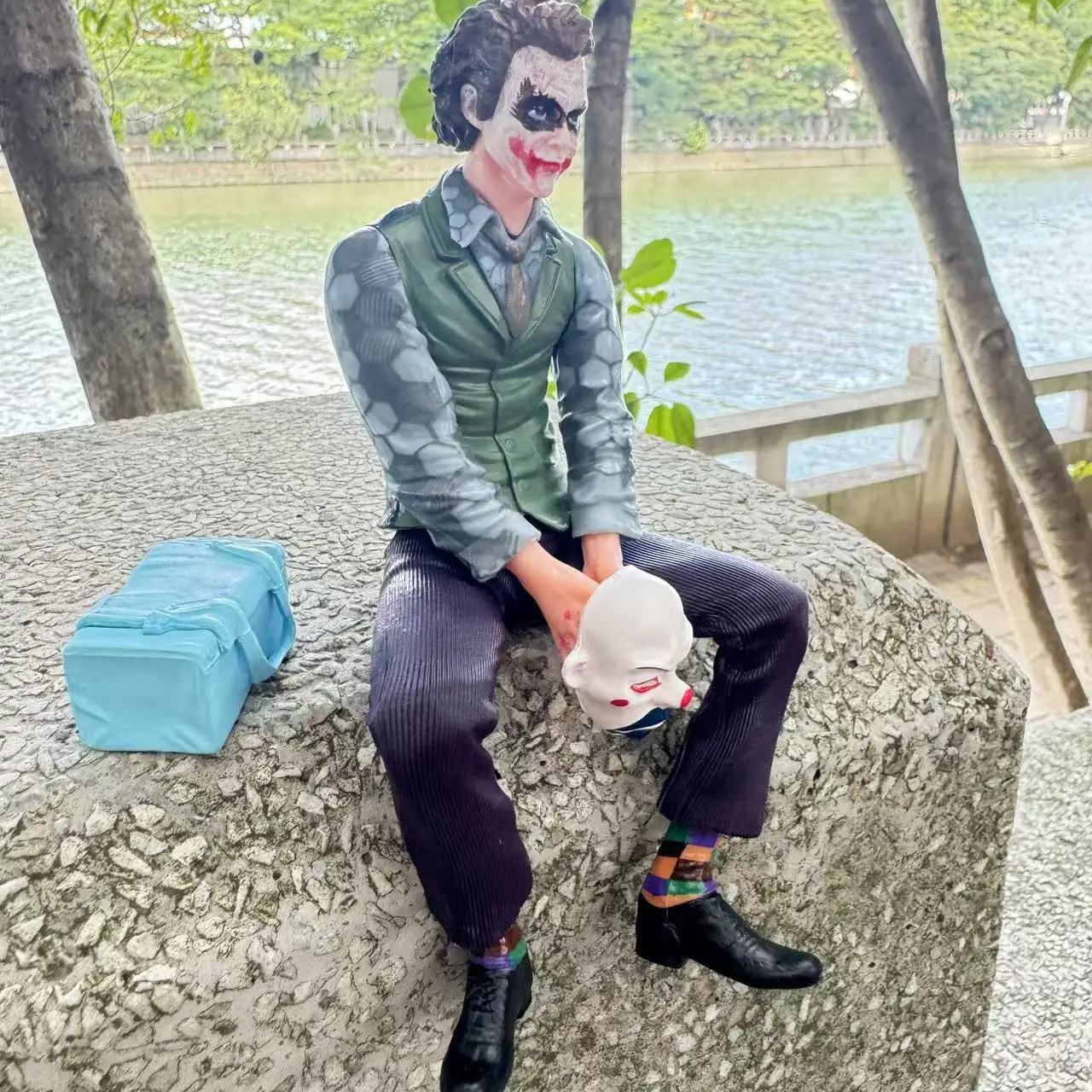 

Новое украшение на крышу 16 см Джокер Хит Леджер Сидячая поза Фигурки Автомобиль Кукла Хвост и крыша Подвеска Модель Статуя Коллекционные игрушки