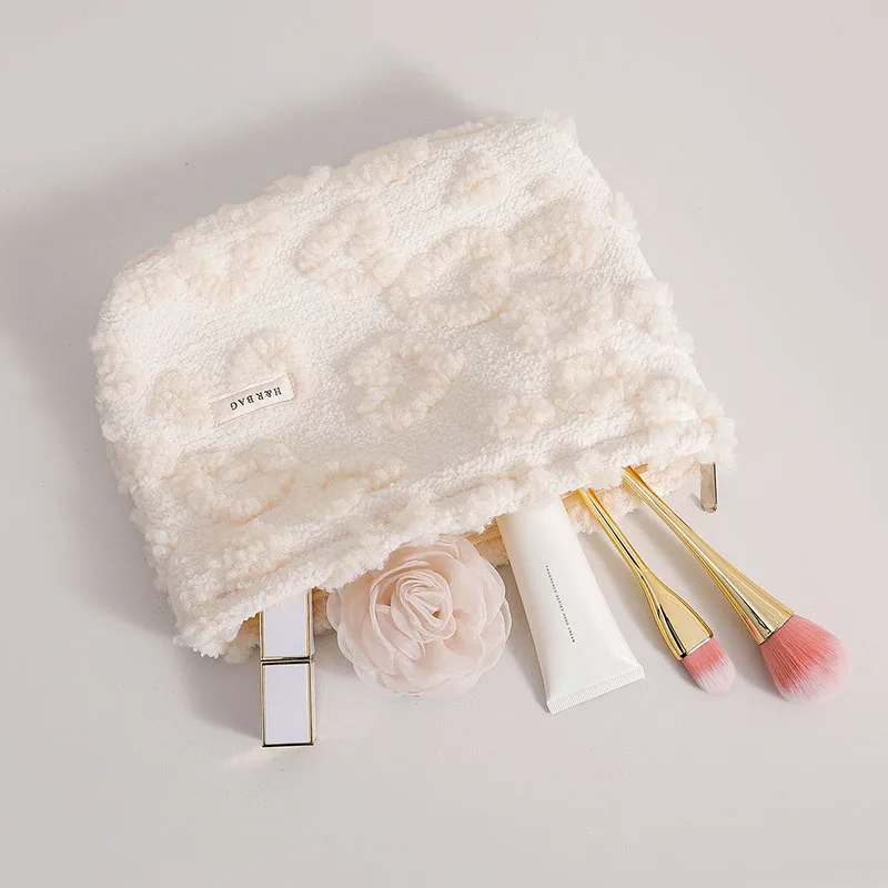 

Heart-Shaped Plush Makeup Bag Travel Cosmetic Pouch Portable Skincare Organizer Unscented Soft Fur Toiletry Handbag