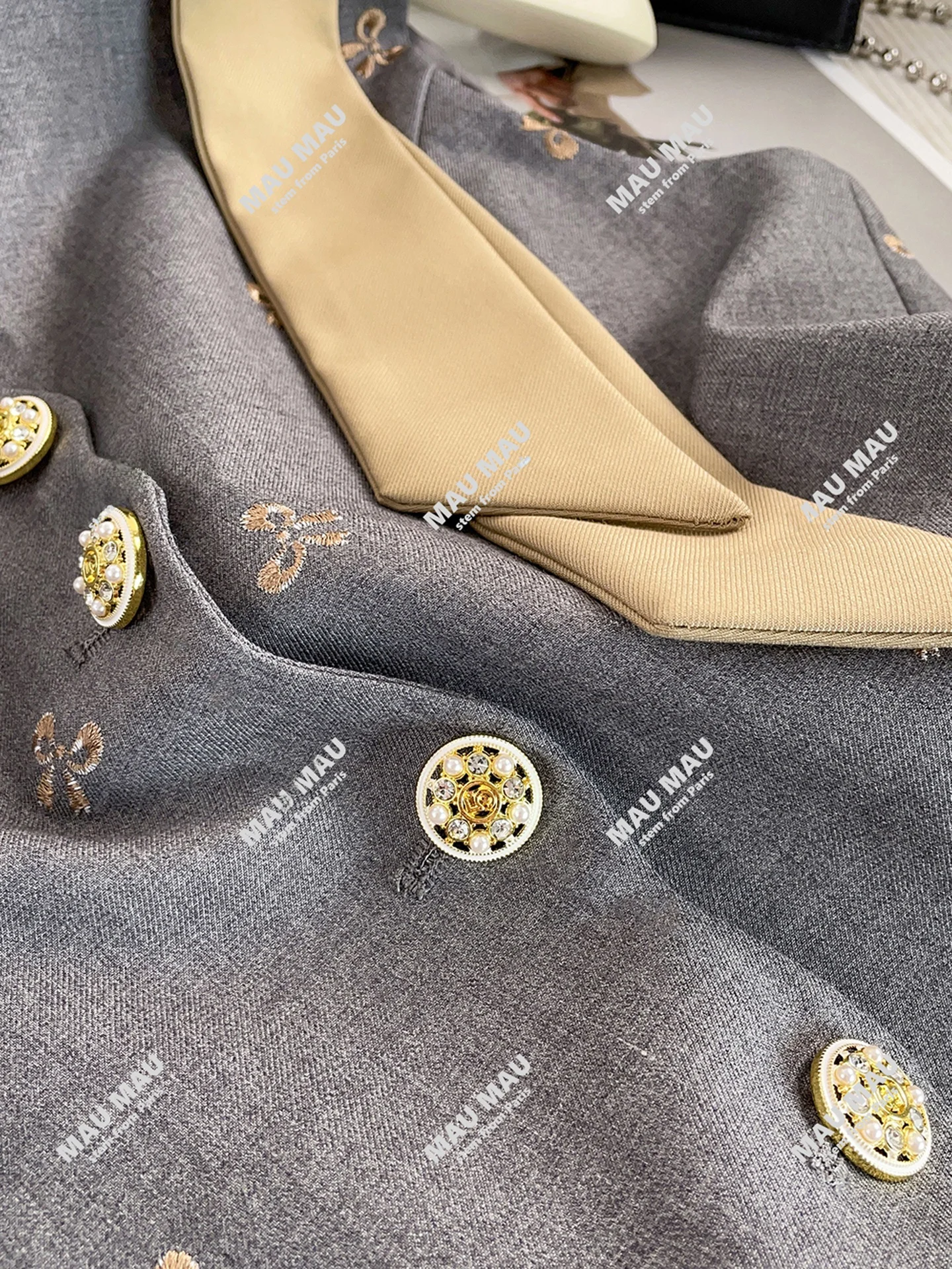 เสื้อกั๊กปักลายเอเล่ โนตพร้อมกระโปรงจีบ ชุดแฟชั่นสตรีฤดูร้อน ใยโพลีเอสเตอร์ V-Ne ...