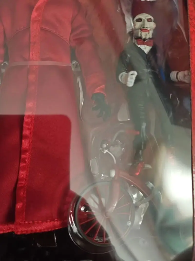NECA 60612 เลื่อย Figuras อะนิเมะจิ๊กซอว์สีแดง Robe GK รูปปั้นมังงะตุ๊กตาของเล่นชุดเครื่องประดับฮาโลวีน Action Figure ของขวัญเด็ก