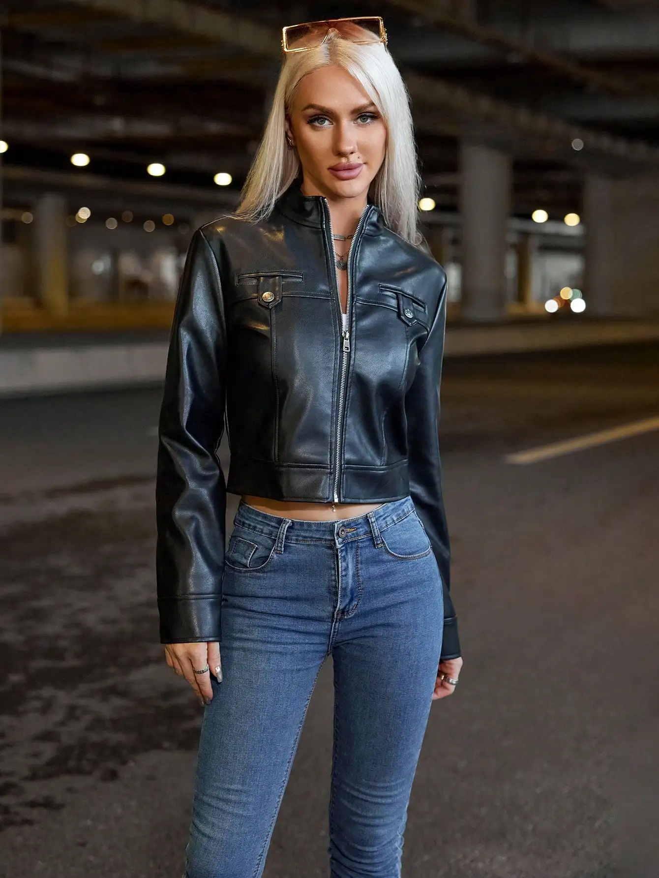 Una chaqueta de moto de primavera corta de cuero PU con cuello de solapa y cremallera Punk Street