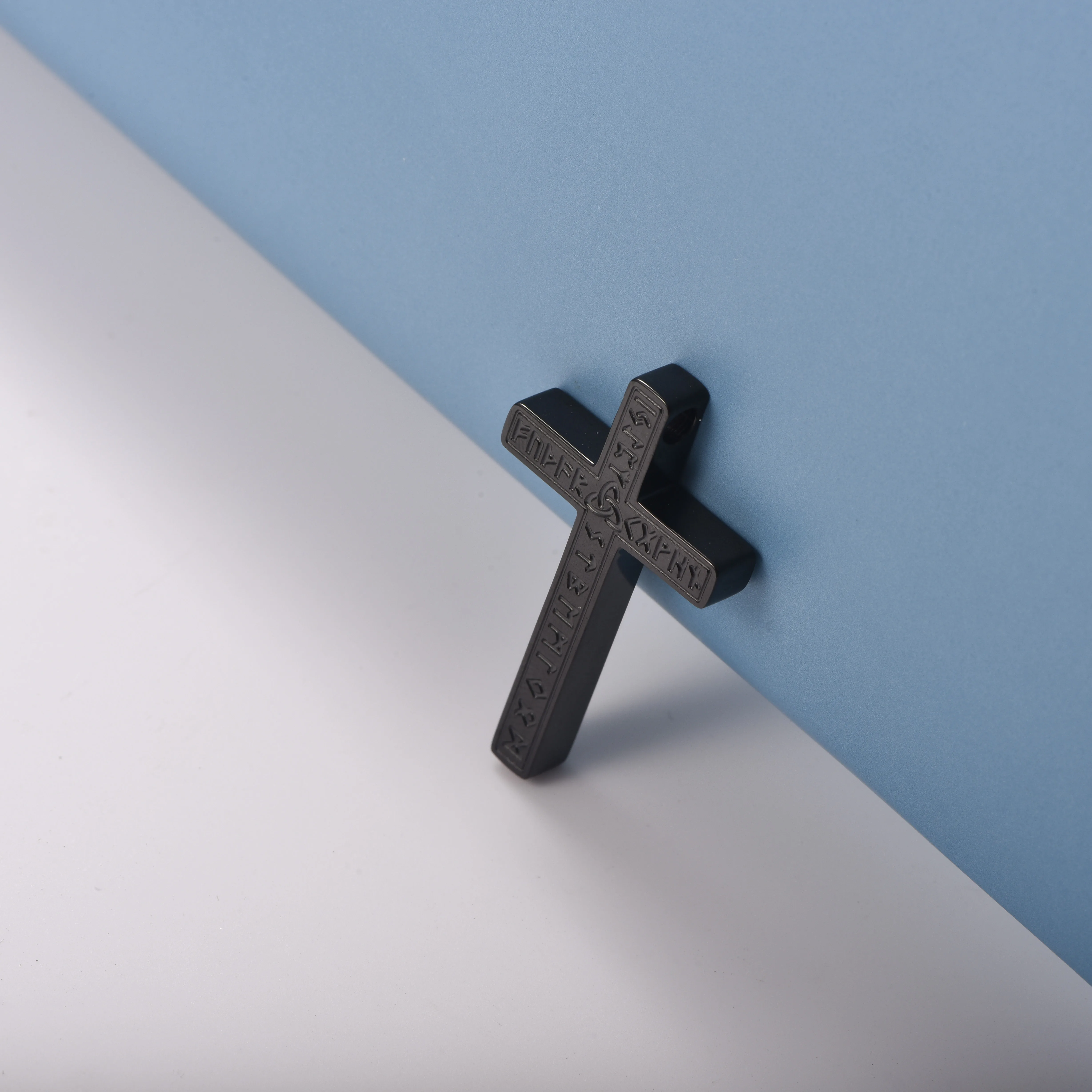 Kreuzanhänger mit nordischen Runen aus rostfreiem Stahl, anlaufgeschützt, wasserdicht, Kreuz-Charm für DIY-Schmuckherstellung – Detail 3