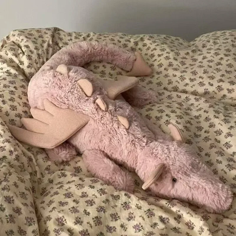 

В наличии плюшевый дракон с причудливими крыльями! Этот милый, мягкий друг готовый к приключеням и обнимам!