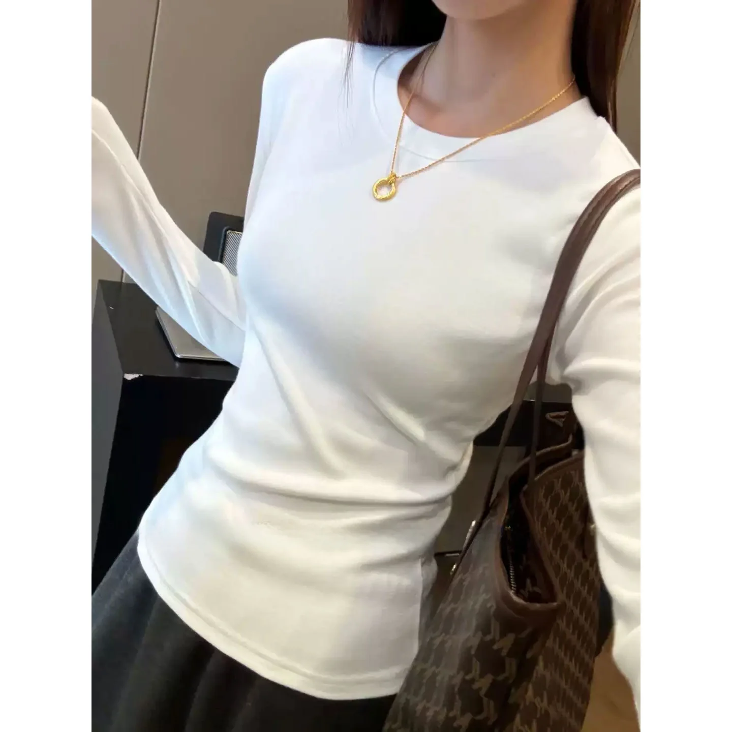 Autumn Fashion White Slim Long Sleeve T-Shirt Women's 2026 New Inner Wear Base Shirt Cold Tone Light Human Style Top