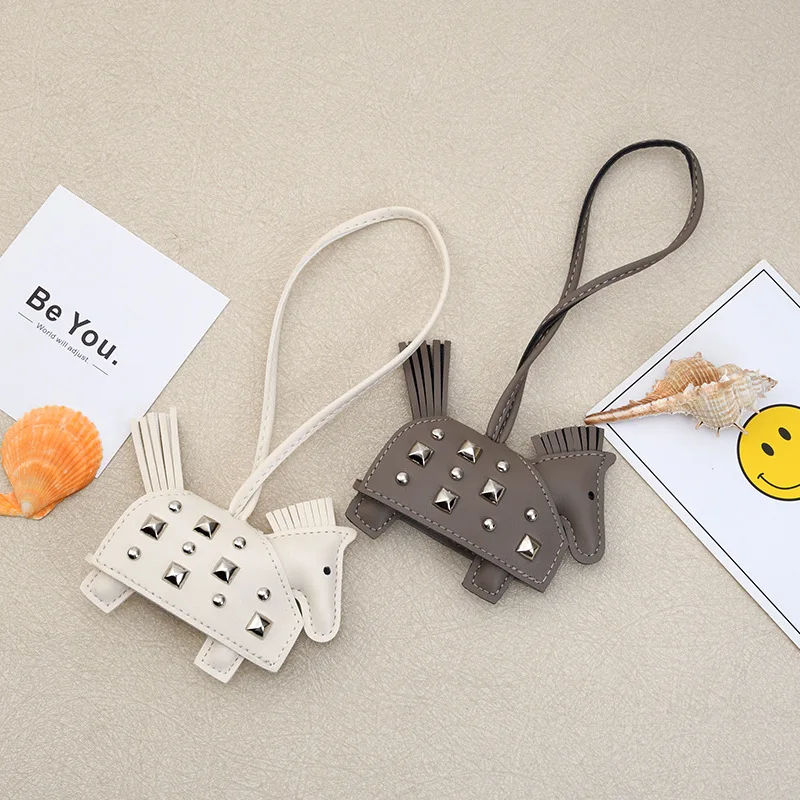 اليدوية بولي Leather الجلود المدرعة الحرب الحصان قلادة موضة الفضة المسامير الحصان حقيبة إكسسوارات جذابة قلادة سيارة هدية عيد ميلاد