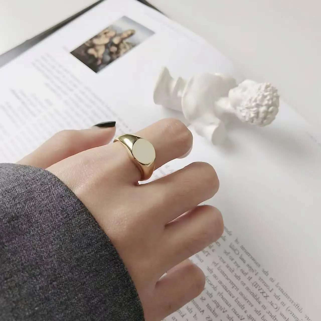 A new InS-style simple and fashionable round smooth electroplated 18K eco-friendly alloy ring