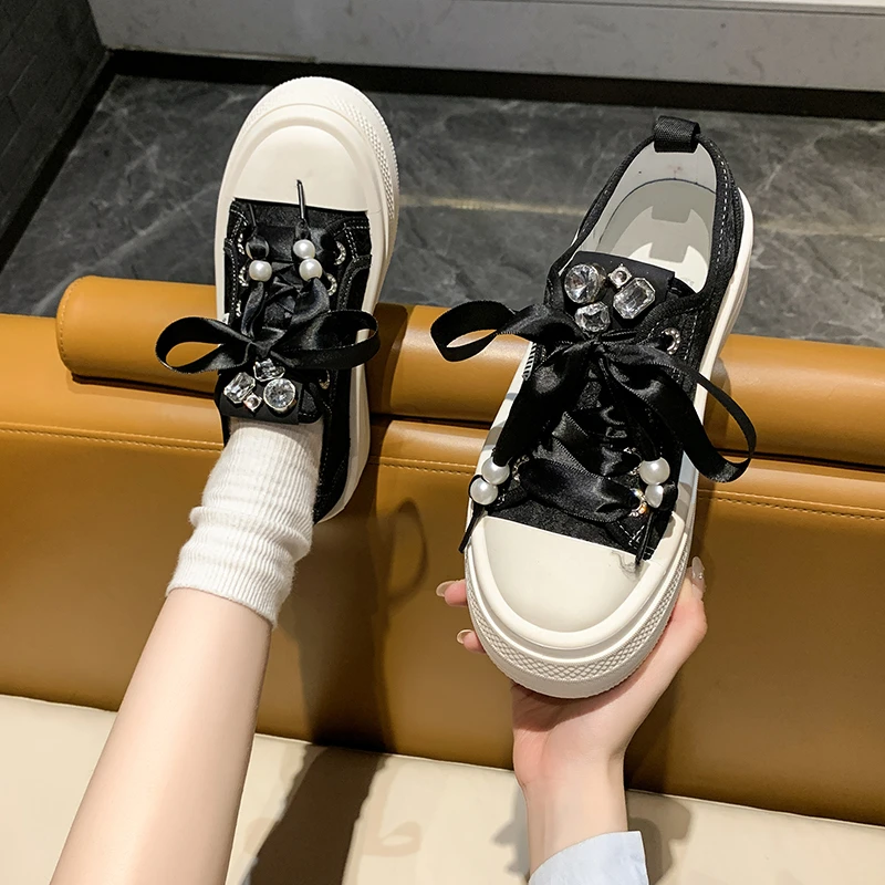 New Chinese style women\'s shoes for the summer of featuring embroidered prints, rhinestone ribbons, and breathable thick soles