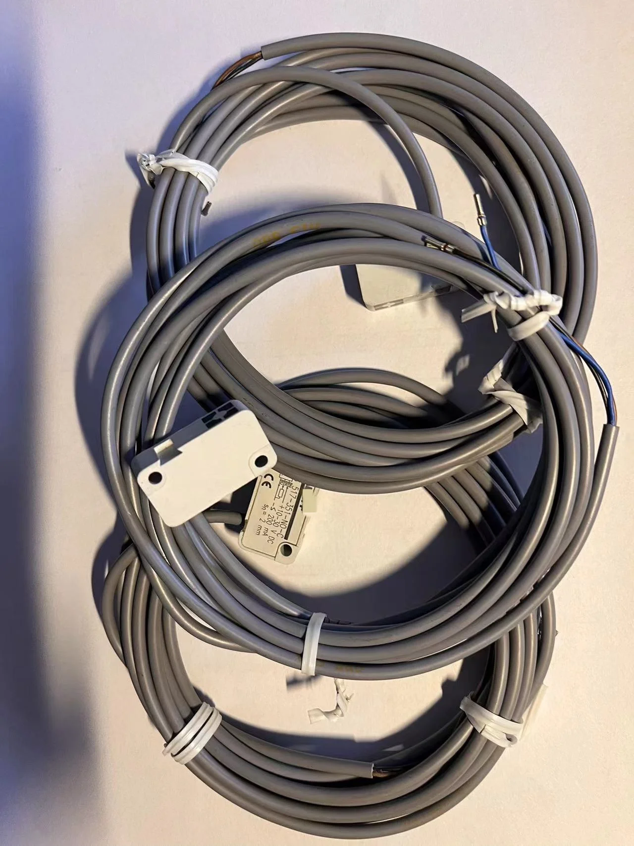 Proximity sensor BES 517-351-NO-C new and original wiith no box