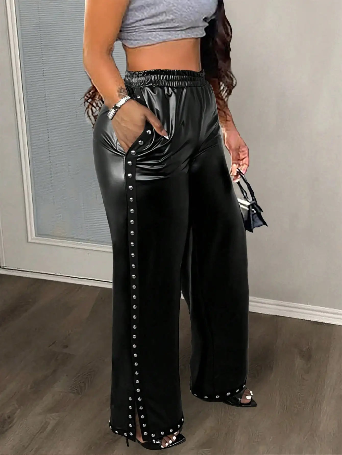 

Черные широкие брюки из искусственной кожи с заклепками и разрезами по низу
