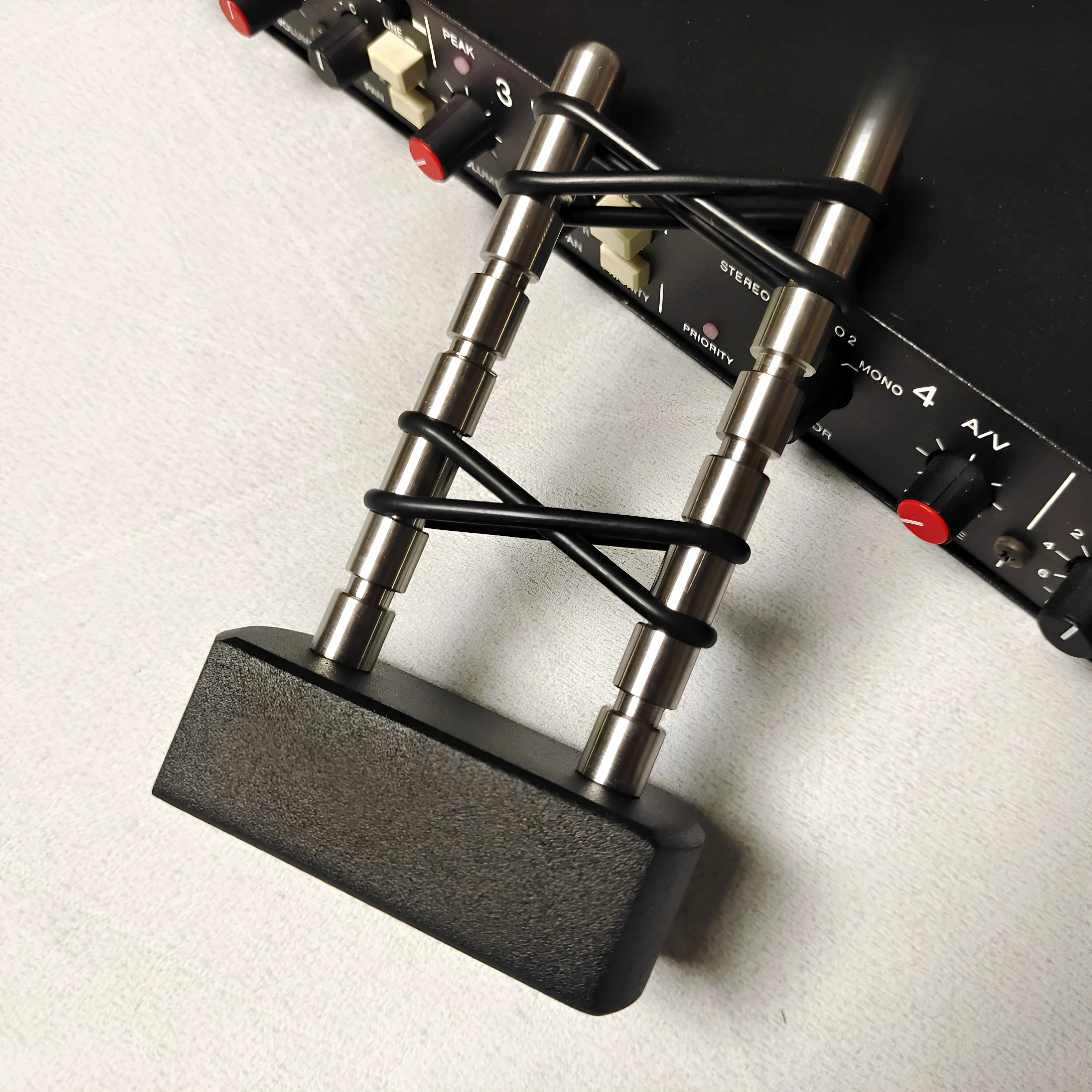 Audio cable bracket cable lift shock absorber Fever power supply Speaker signal cable Balance bracket