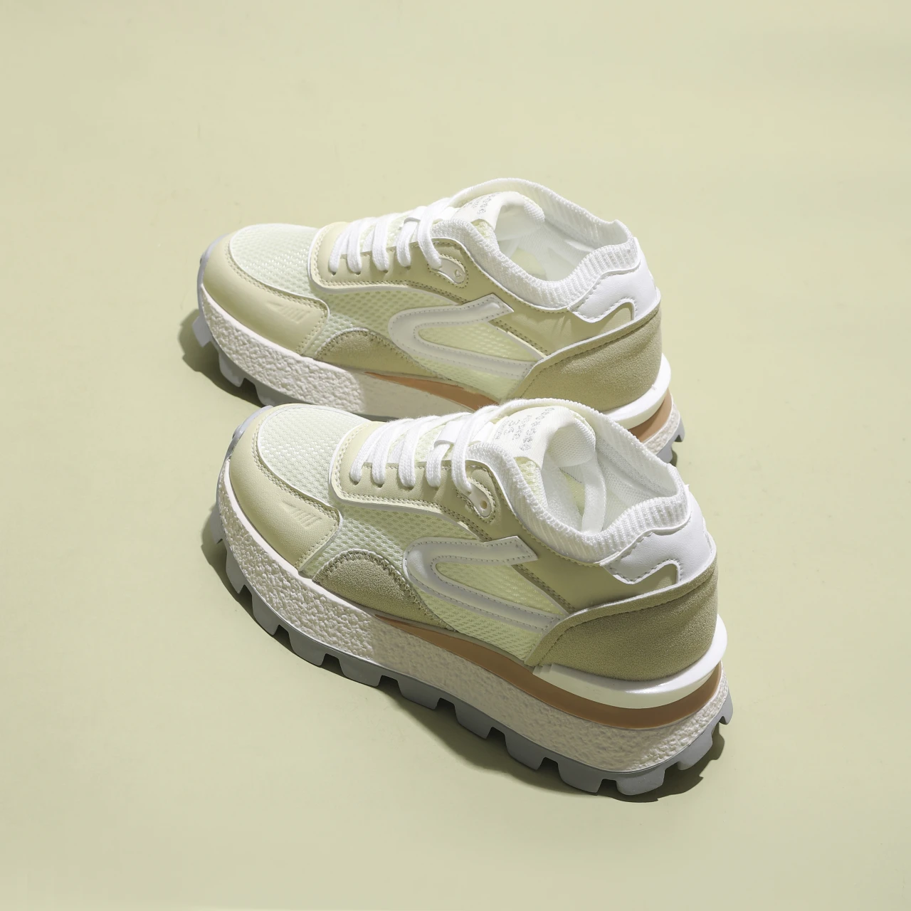 أحذية رياضية نسائية عصرية ذات تصميم علامة تجارية ذات نعل سميك لربيع وخريف 2025 أحذية تنس جديدة برباط علوي شبكي قابلة للتنفس #1