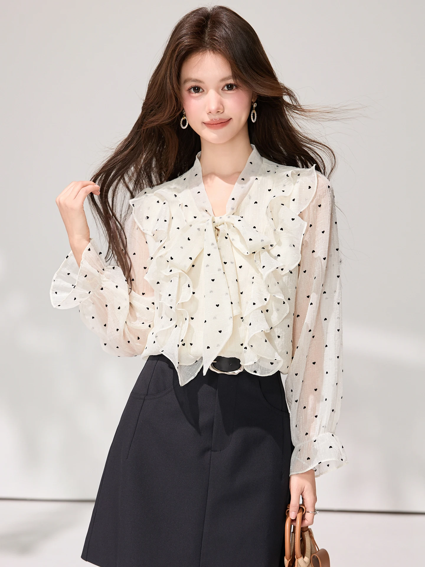 

Новая женская шифоновая блузка с рюшами и принтом в горошек во французском стиле, коллекция Весна 2026, уникальный нишевый дизайн, топ с длинным рукавом