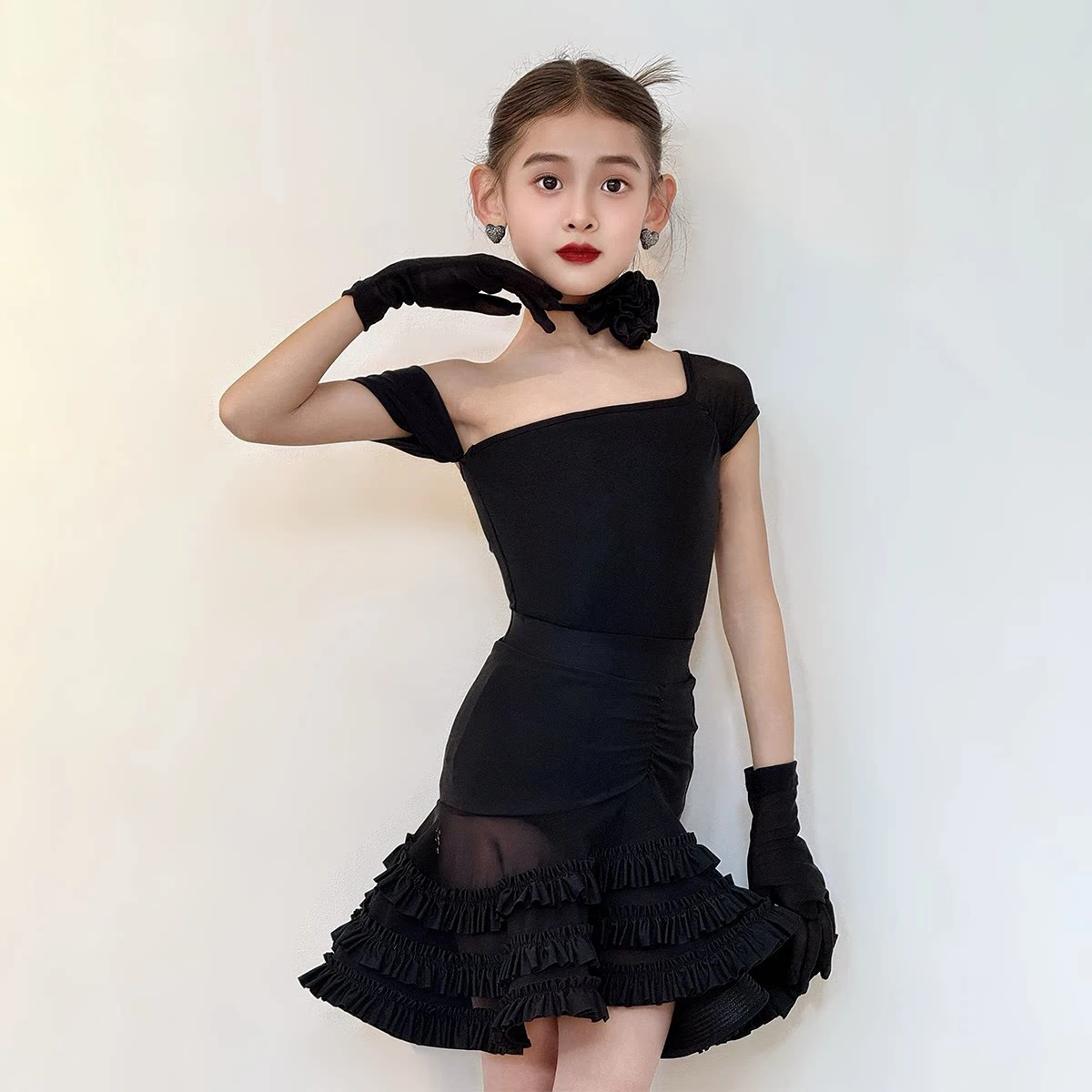 

Детское платье для латинских танцев для девочек, летний костюм для выступлений, черный костюм с рюшами, одежда для танцев румба, ча-ча-танго, DNV26676