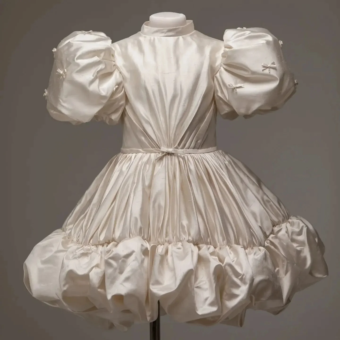 

Индивидуальные платья цвета слоновой кости для девочек-цветочниц на свадьбу, атласное платье с высоким воротником и короткими рукавами с бантом, элегантное пышное платье для первого причастия