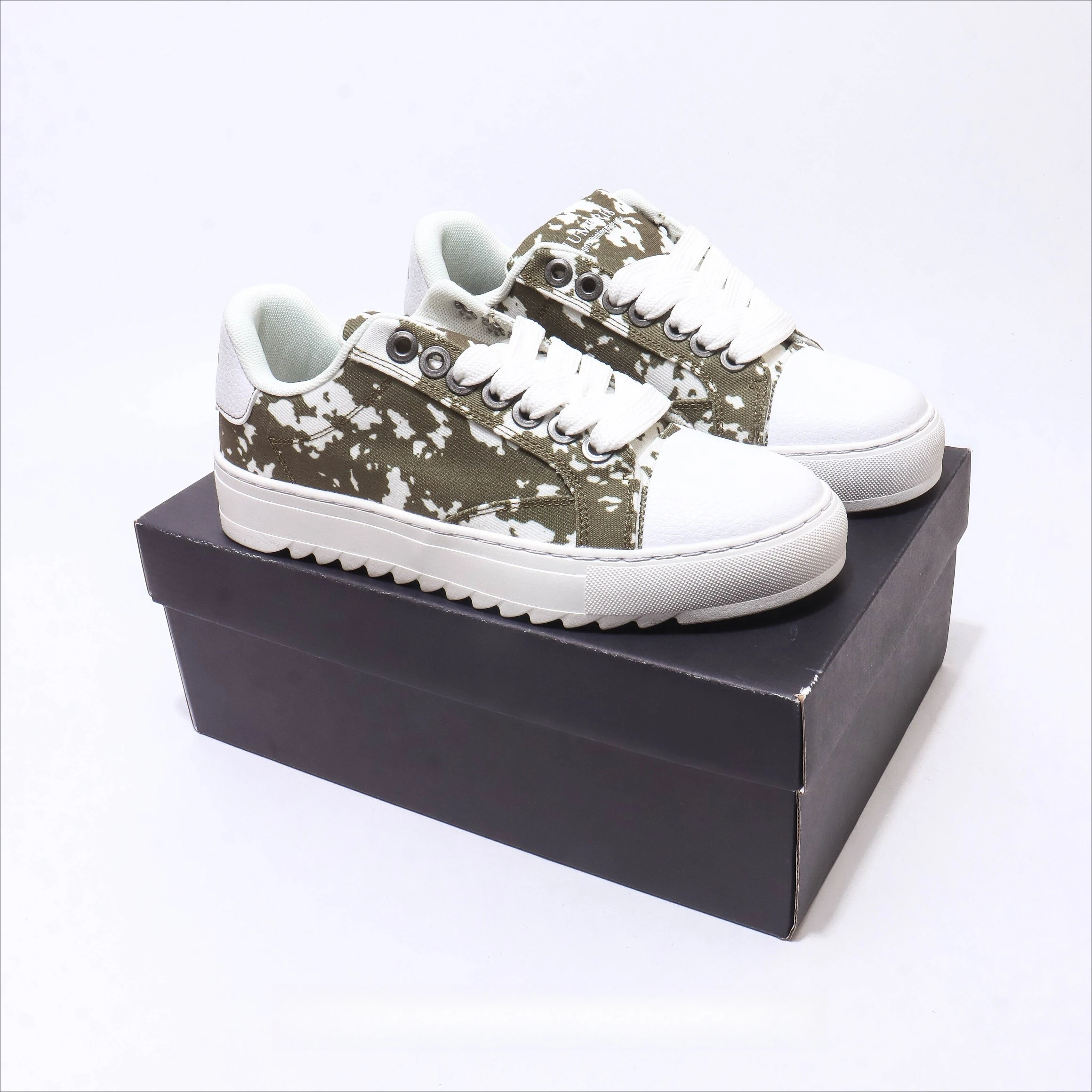 Hot-selling Canvas Platform Casual Sports Shoes Unisex  Lace-up Low-cut Skateboard Shoes Non-slip and Breathable Walking Shoes