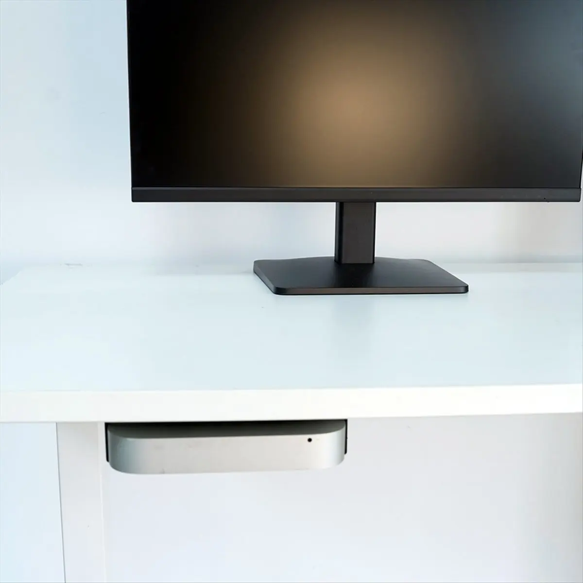 

Настольная и настенная подставка A43M для Mac Mini под стол с креплением VESA