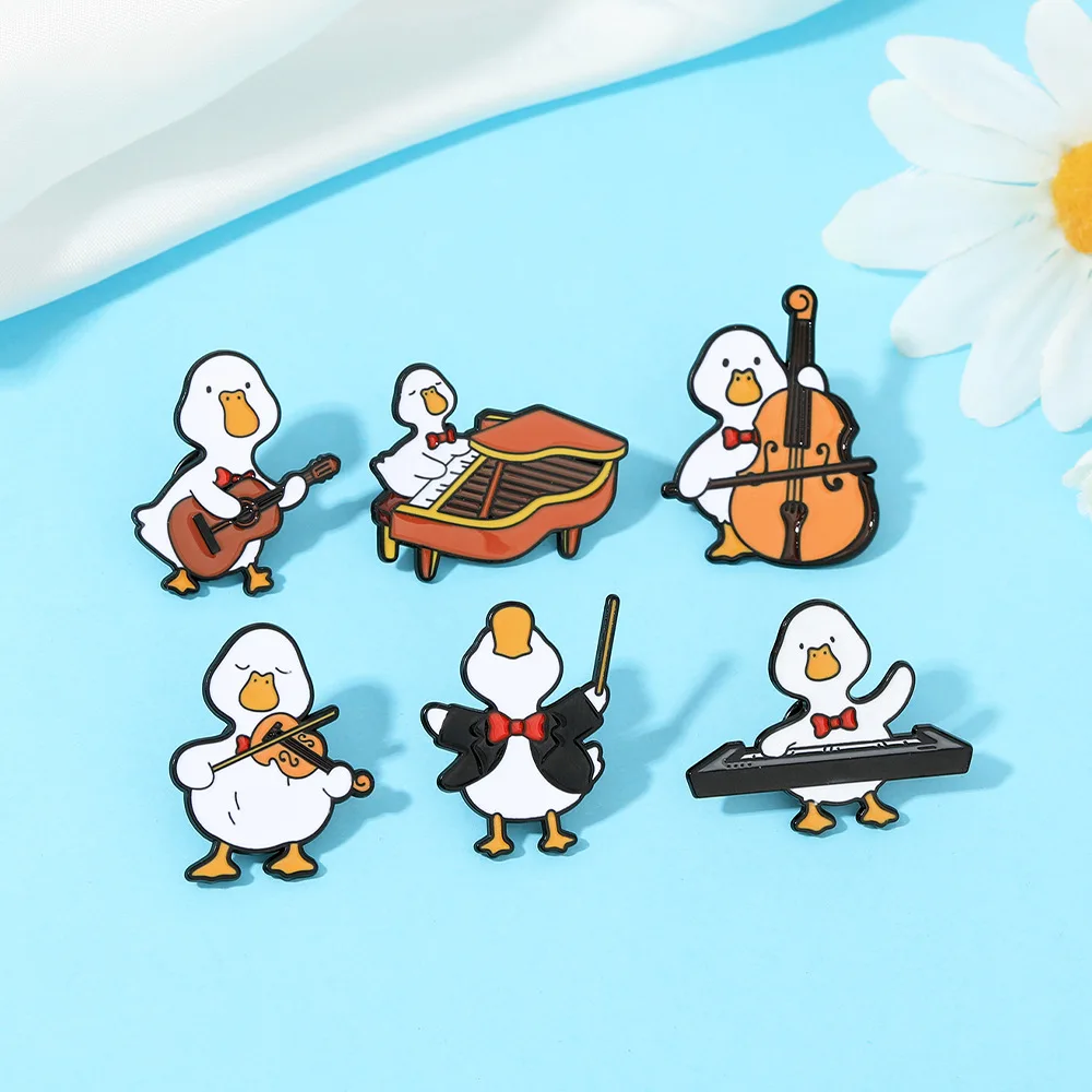 Модная-новая-брошь-в-виде-ленты-«Утенок»-креативная-личность-гитара-фортепиано-милый-значок-универсальные-аксессуары-для-одежды