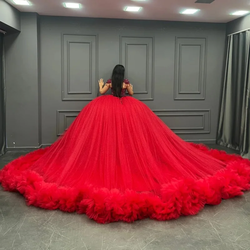 فساتين Quinceanera الحمراء المخصصة قبالة الكتف كريستال الترتر صائق الدانتيل طبقات ذيل طويل فيستدو 15 Quinceanera