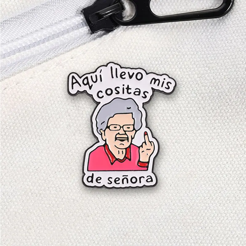 Freche spanische Oma Emaille-Anstecknadel – Rebellische alte Dame Meme-Pin aus Legierung, Brosche für Revers, Rucksack-Schmuck, Geschenk – Detail 4