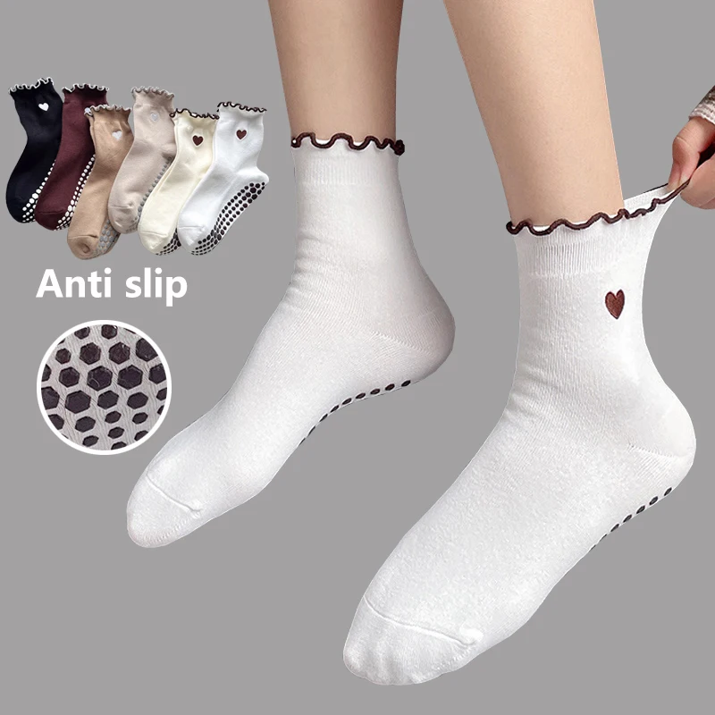 

Женские носки для йоги и пилатеса с волнистым краем и вышивкой в виде сердца, нескользящие спортивные носки до середины икры, модные универсальные трендовые носки