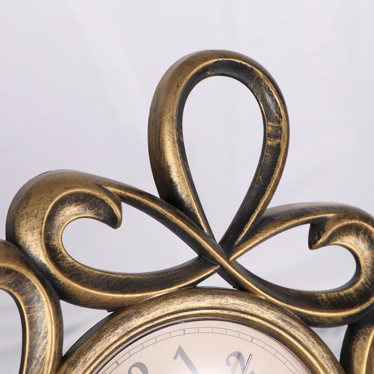 

10-Inch Vintage Hollowed-Out Wall Clock Silent Dial Decorative Large Clock for Home Cafe Bedroom Kitchen Golden