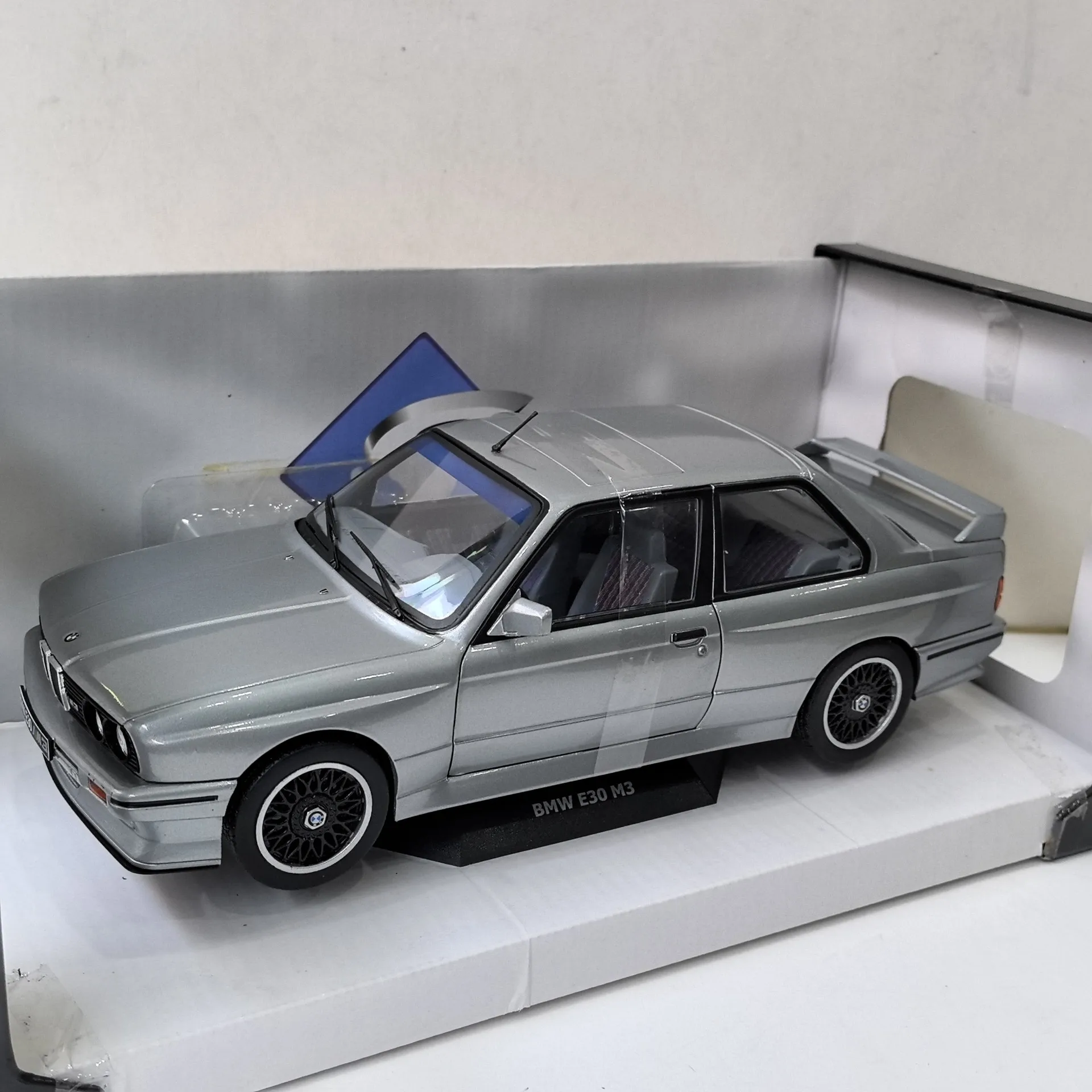 

Diecast SOLIDO 1/18 Scale BMW M3 E30 ALPINA B6 3.5S BMW Alloy Car Model Collectible Toy Gift Souvenir Display Ornament