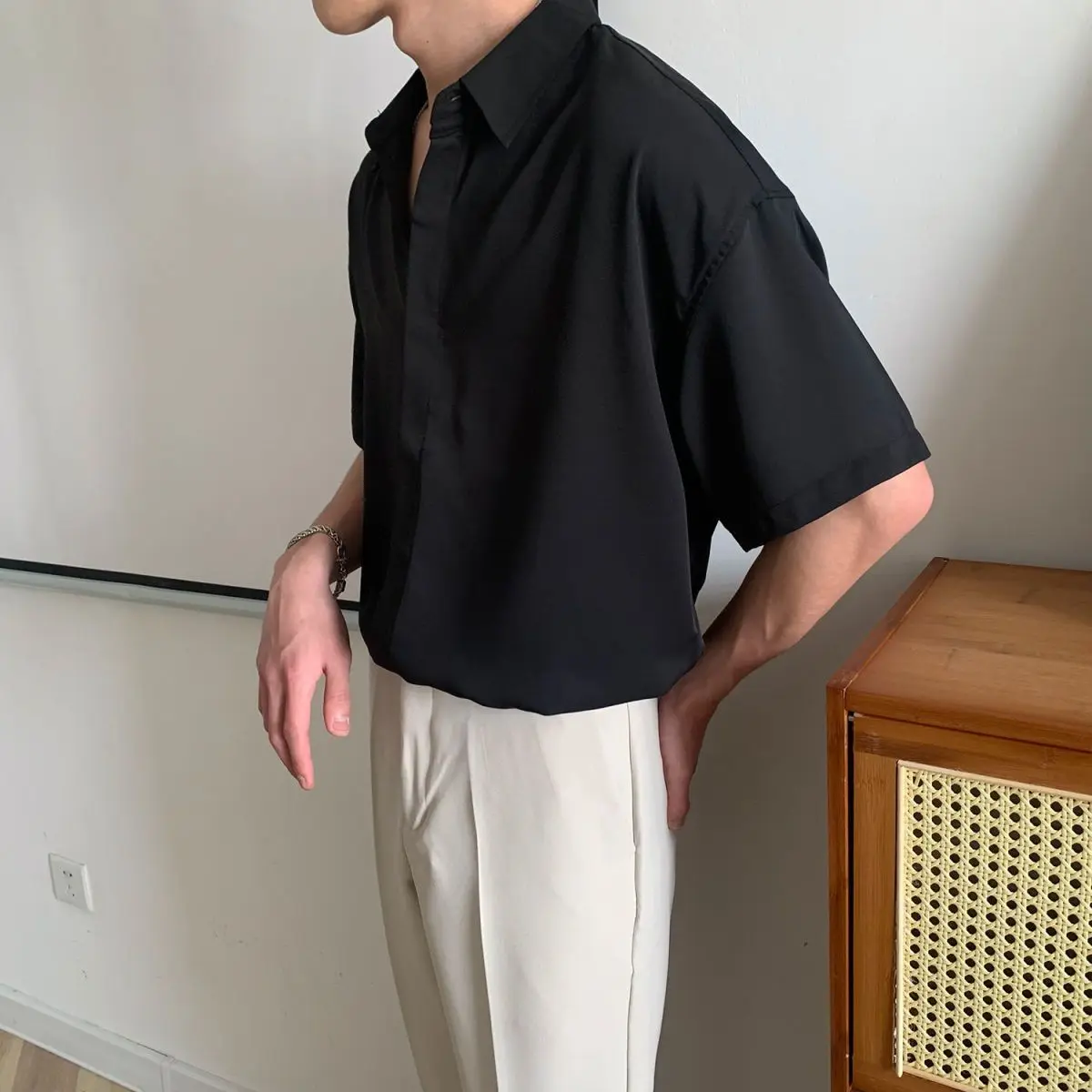 男性シャツ無地半袖グリーンメンズシャツルーズ襟エレガントな韓国の人気の服通常のファッション男 2025 スタイル