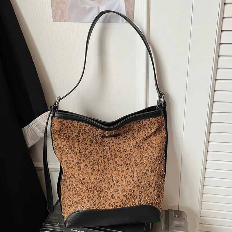 

2025 Winter Chic Bucket Bag, Minimalist Shoulder Purse for Women, Niche Casual Crossbody, Versatile Day to Night Tote