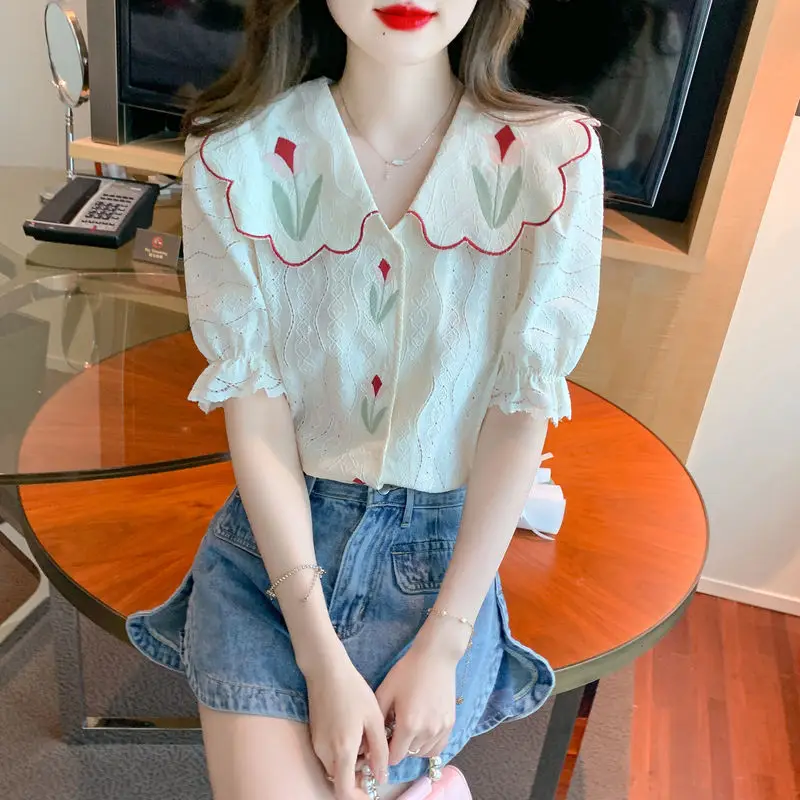 여름 새로운 프랑스 빈티지 수 놓은 아기 칼라 셔츠 여성 한국 스타일 느슨한 유행 매칭 탑