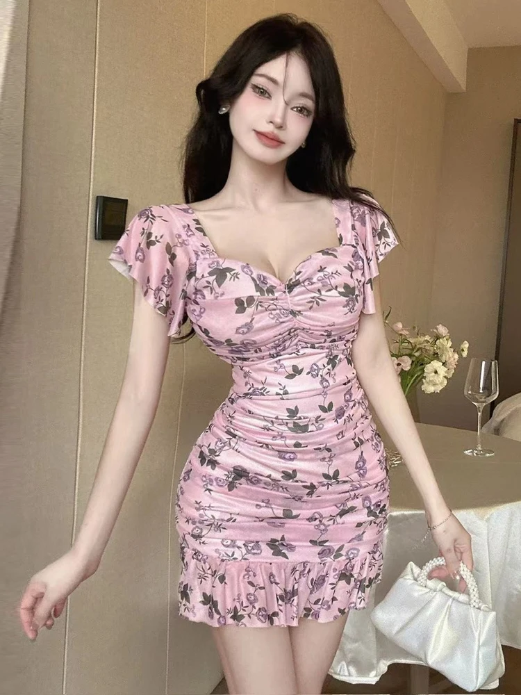 Vestido curto com estampa floral, saia psada , manga curta, decote em V, cintura alta, ajuste slim, camada base, decot...