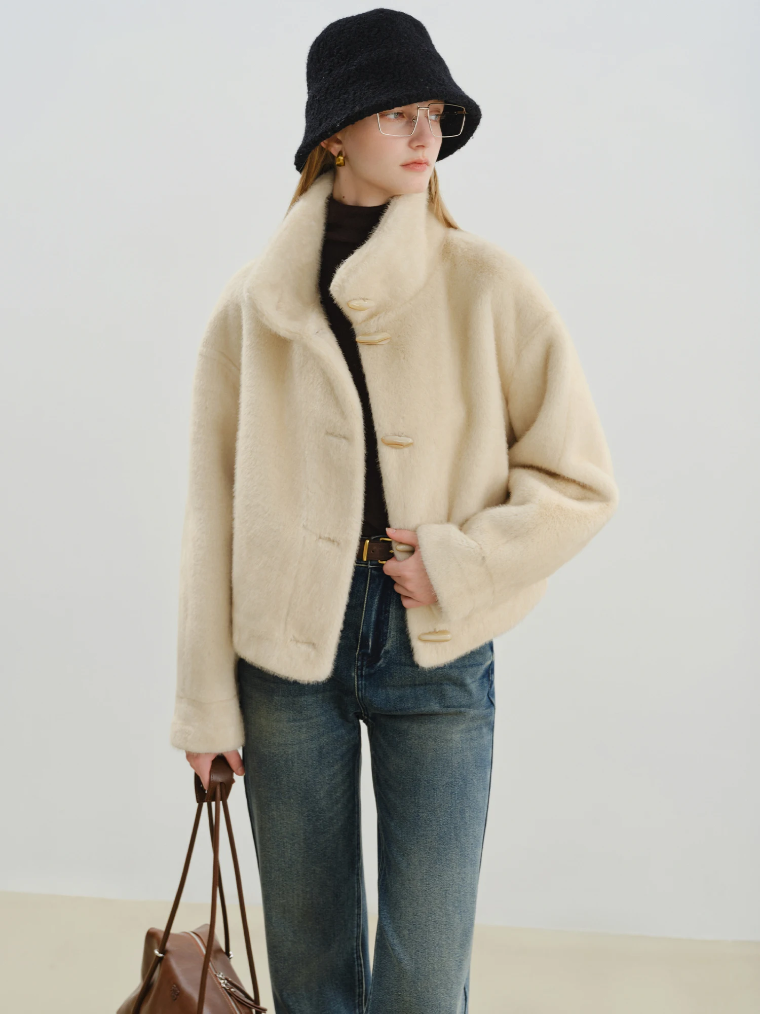 معطف شتوي قصير للنساء من ZIQIA 2025 مع أزرار تبديل - ملابس خارجية متكاملة صديقة للبيئة من جلد الفرو وصلت حديثًا