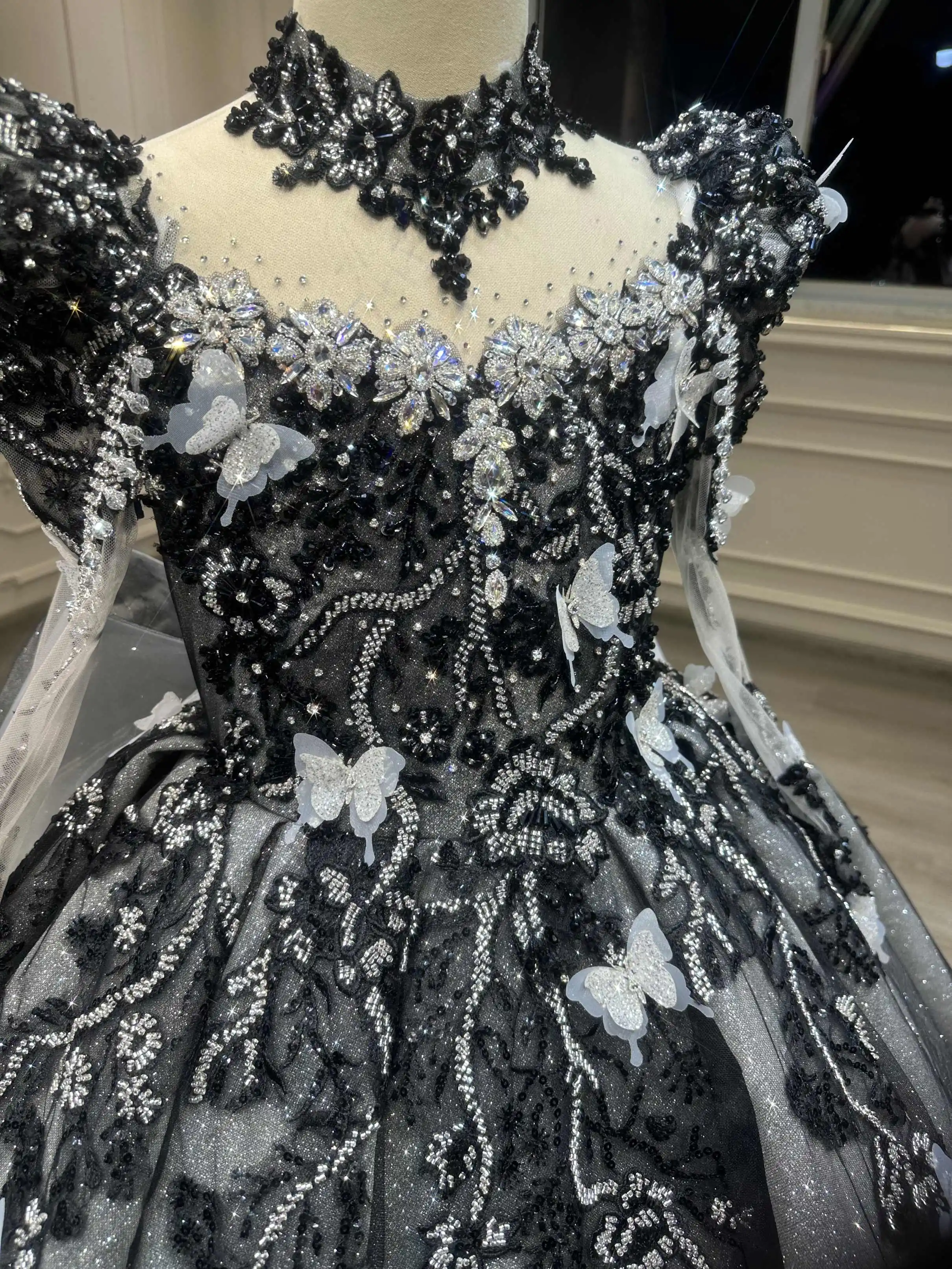 Abito da compleanno per bambini nero Gonna da fata da giardino per ragazza girocollo Manica lunga Decorazione a farfalla in tulle su misura