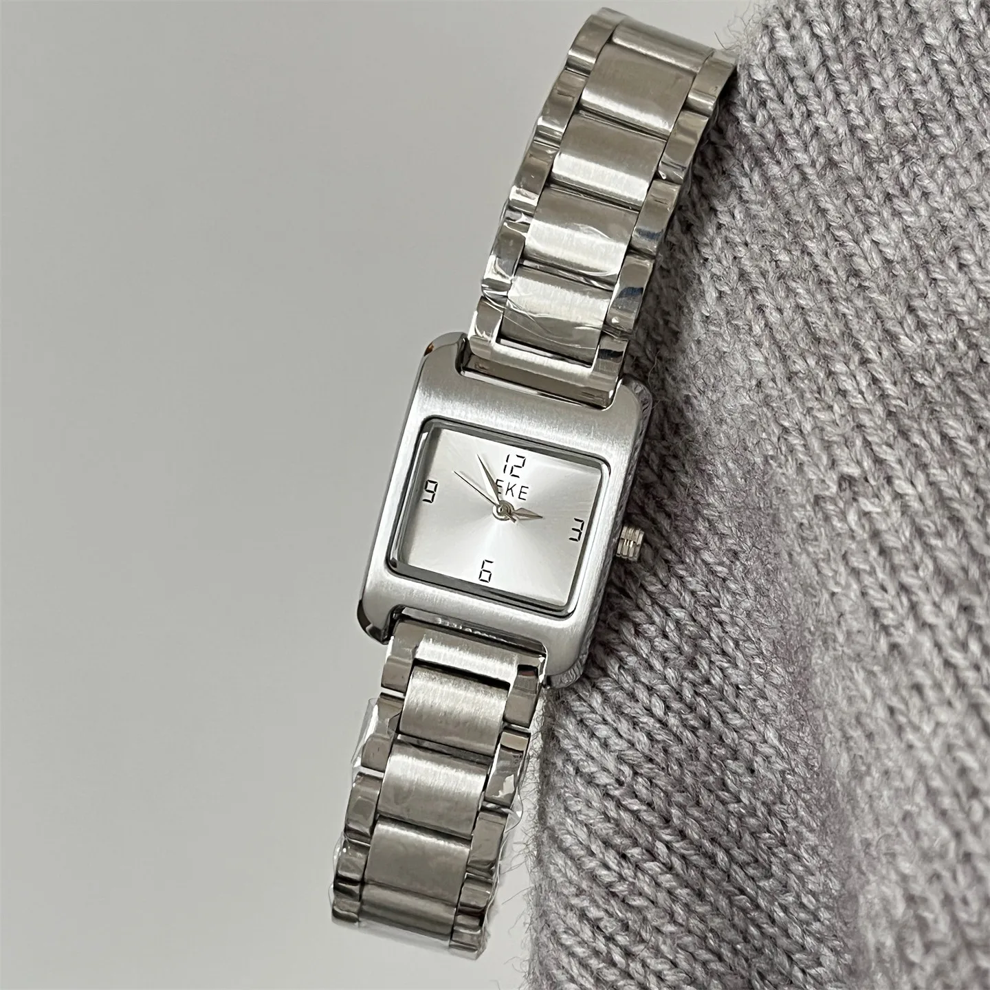 

Retro Metal Style Chain Watch, A Luxurious And Fashionable Women'S Quartz Watch With A Small Square Dial And A High-End Look.