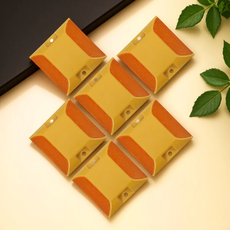 6Pcs Reflective Road Marker Raised Plastic Road Stud Emergency Reflector Driveways Pavement Safety Reflectors Driveways Marker