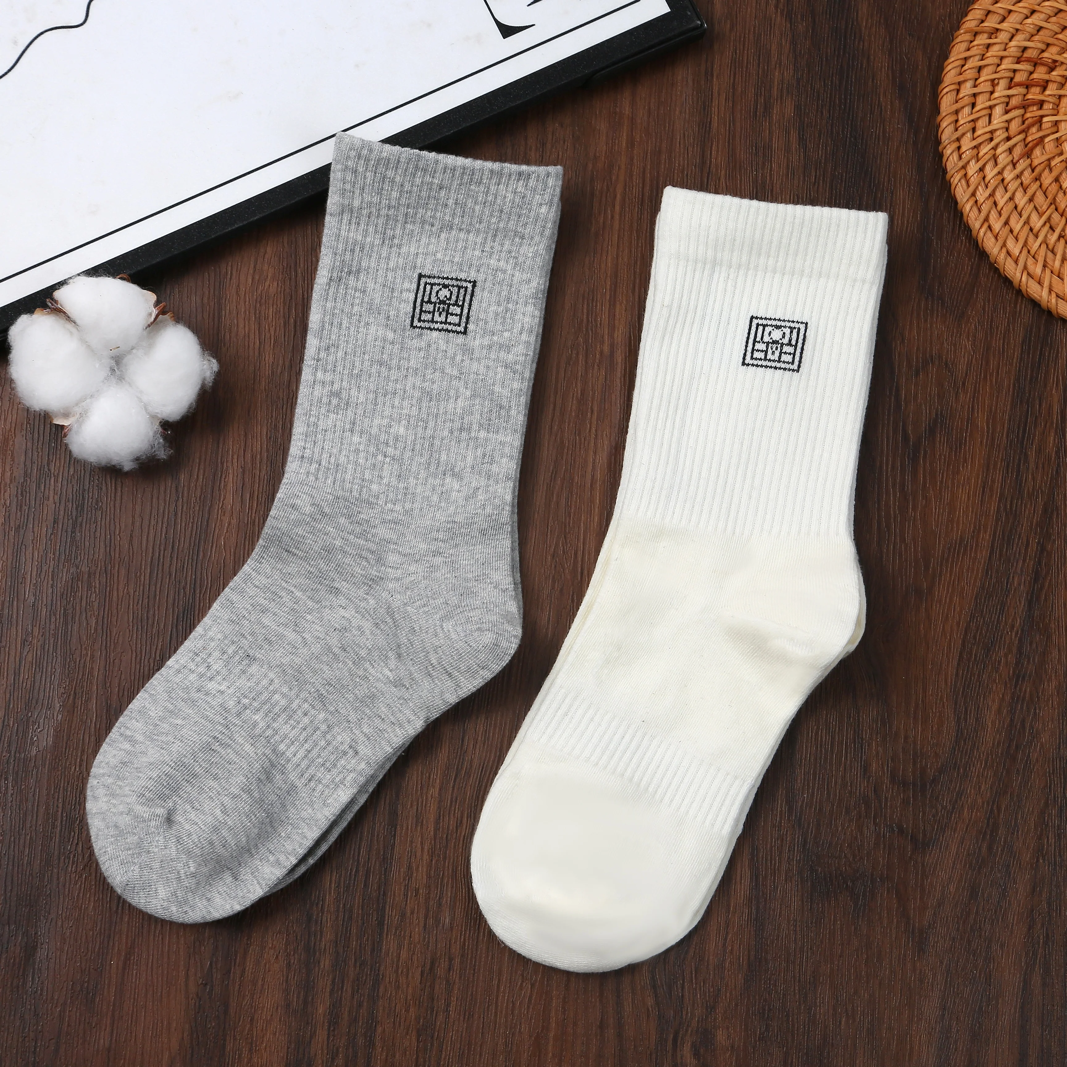 

Новые мужские и женские носки средней длины для весны и осени, устойчивые к запаху и влаге, с вышивкой, спортивные длинные носки