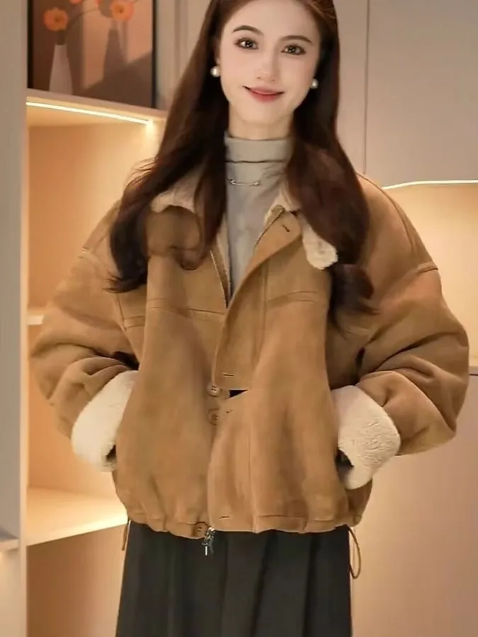 

Короткая замшевая куртка женская 2025: новая модель осень-зима, утепленная, теплая, в мотоциклетном стиле, свободного кроя, универсальная, женское пальто