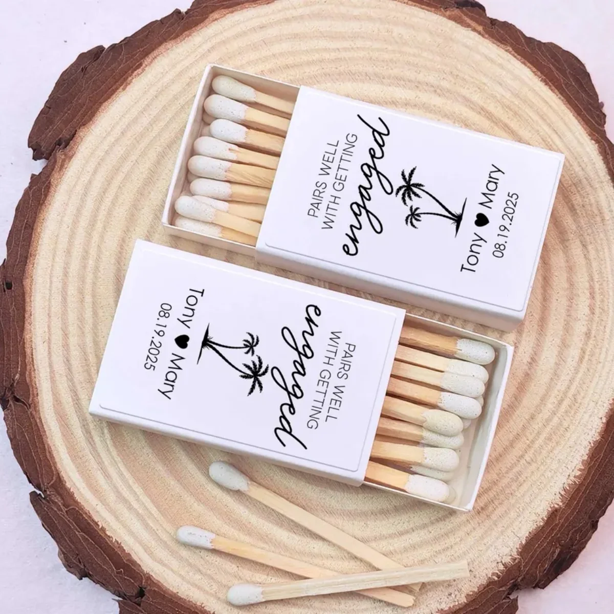 

Отлично сочетаются с сувенирами на тему помолвки, индивидуальными свадебными коробочками для спичек, персонализированными подарками на помолвку для пар, подарками для влюбленных.